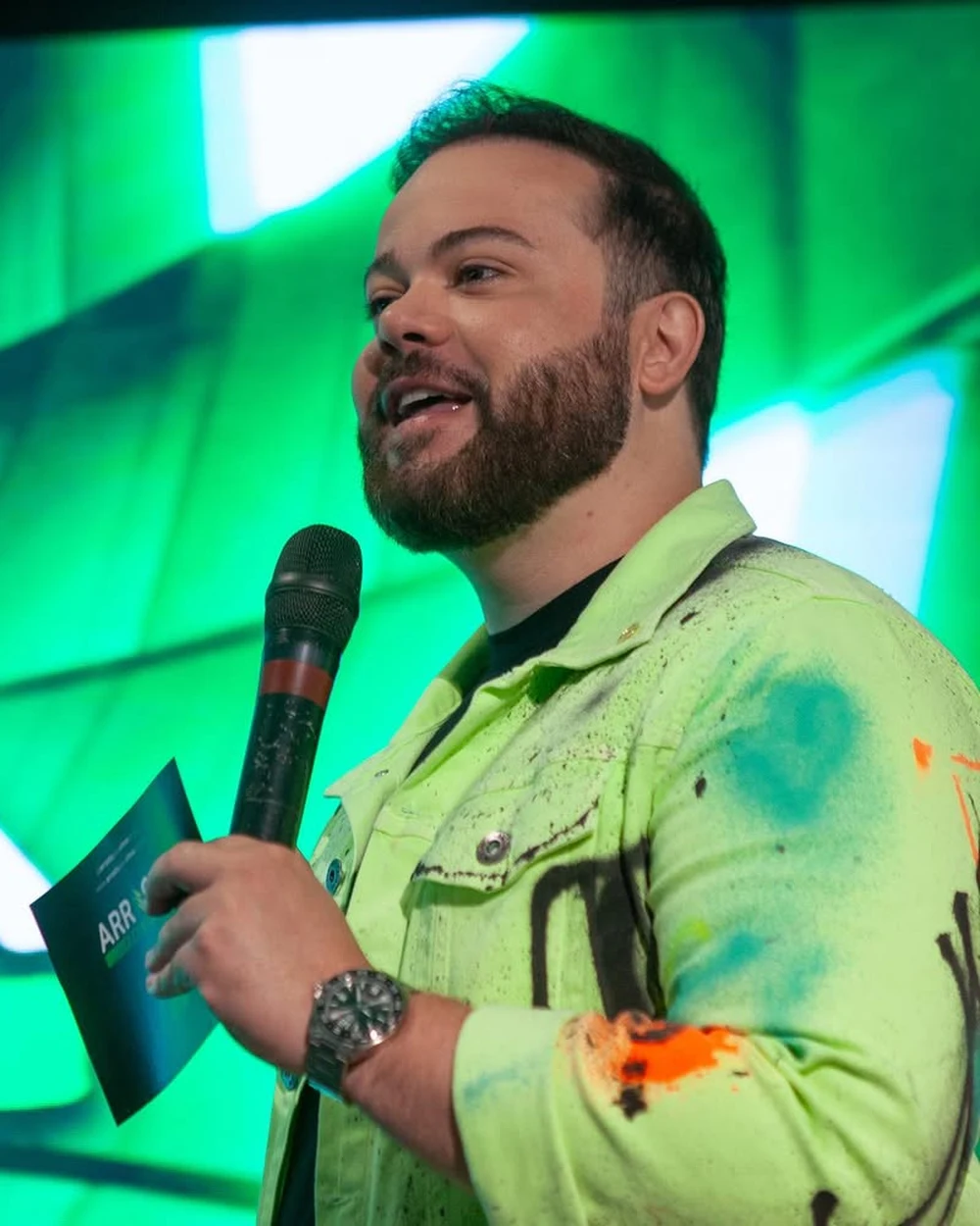 Diego Vergílio no palco do Arrasta Para Cima